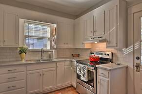 Vintage Chic Cottage < 1 Mile to UNC Greensboro!