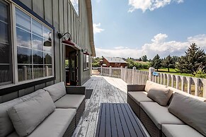 Massive Cabin w/ Game Room, 1 Mi to Bear Lake