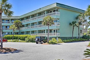 Isle of Palms Beachfront Condo w/ Balcony & Pool!