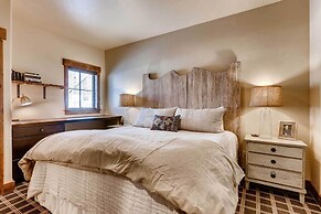 2 Blocks To Grand Lake: Updated Western Cabin!