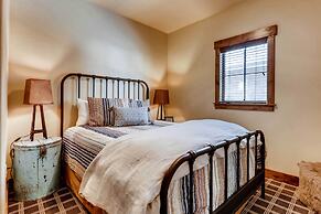 2 Blocks To Grand Lake: Updated Western Cabin!