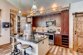 2 Blocks To Grand Lake: Updated Western Cabin!