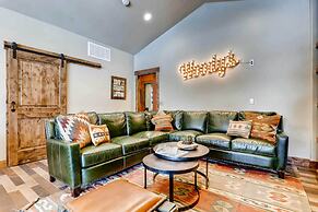 2 Blocks To Grand Lake: Updated Western Cabin!