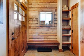 2 Blocks To Grand Lake: Updated Western Cabin!