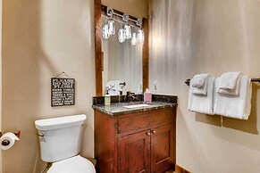 2 Blocks To Grand Lake: Updated Western Cabin!