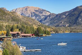 2 Blocks To Grand Lake: Updated Western Cabin!