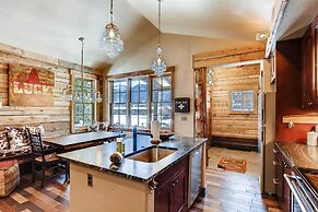 2 Blocks To Grand Lake: Updated Western Cabin!