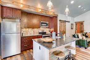 2 Blocks To Grand Lake: Updated Western Cabin!