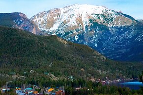 2 Blocks To Grand Lake: Updated Western Cabin!