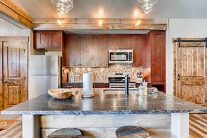 2 Blocks To Grand Lake: Updated Western Cabin!