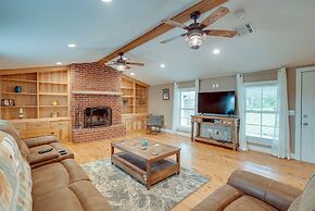 Quiet Marion Getaway With Fireplace!