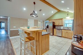 Quiet Marion Getaway With Fireplace!