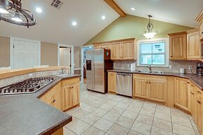 Quiet Marion Getaway With Fireplace!