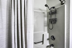 Quaint Couple's Escape: Pool, Near Lake Erie!