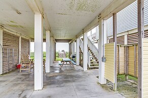 2 Decks, Patio & Views: Beachfront Texas Retreat