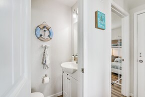 2 Decks, Patio & Views: Beachfront Texas Retreat