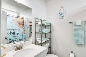 2 Decks, Patio & Views: Beachfront Texas Retreat