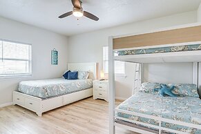 2 Decks, Patio & Views: Beachfront Texas Retreat