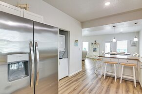 2 Decks, Patio & Views: Beachfront Texas Retreat