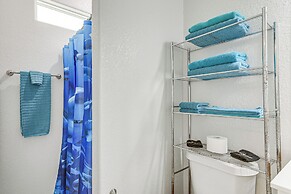 2 Decks, Patio & Views: Beachfront Texas Retreat