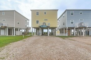 2 Decks, Patio & Views: Beachfront Texas Retreat