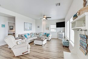 2 Decks, Patio & Views: Beachfront Texas Retreat