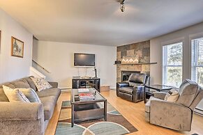 Cozy-chic Condo w/ Mtn Views: 3 Mi to Slopes!