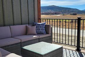 3 Mi to Granby Ranch: Townhome w/ Balcony & Views
