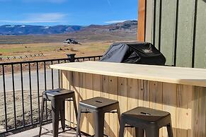 3 Mi to Granby Ranch: Townhome w/ Balcony & Views