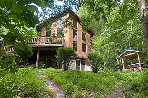 Quiet Cabin w/ Hot Tub ~ 15 Mi to State Parks!