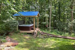 Quiet Cabin w/ Hot Tub ~ 15 Mi to State Parks!
