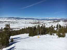 Ski-in/ski-out Condo w/ Mtn Views, All-season Fun!
