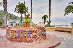 Steps to Beach & Bites: Catalina Island Retreat!