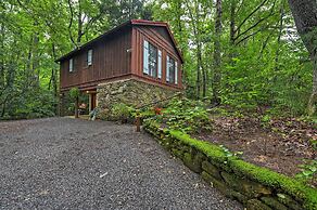 Serene Creekside Cottage Near Mount Pisgah!