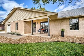 Fredericksburg Home w/ Hot Tub - 1 Mi to Dtwn