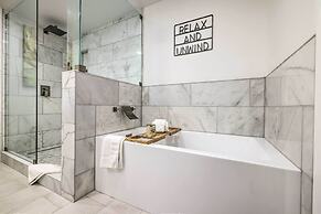 Fredericksburg Getaway w/ Covered Deck & Fire Pit!