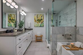 Fredericksburg Getaway w/ Covered Deck & Fire Pit!