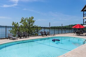 Lakefront w/ Pool Access! Near Silver Dollar City