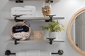 Lakefront w/ Pool Access! Near Silver Dollar City