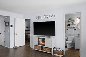 Lakefront w/ Pool Access! Near Silver Dollar City