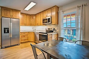 Walk to Main Street Eats: Remodeled Saluda Apt