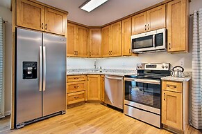 Walk to Main Street Eats: Remodeled Saluda Apt