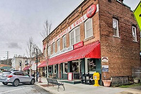 Walk to Main Street Eats: Remodeled Saluda Apt