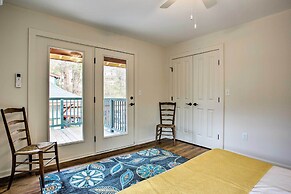 Walk to Main Street Eats: Remodeled Saluda Apt