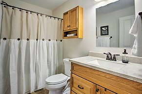 Walk to Main Street Eats: Remodeled Saluda Apt