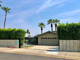 Ultra Secluded Home: Private Pool & Security Gate