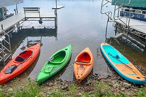 Viola Lakefront Escape w/ 3 Kayaks & Paddle Board