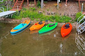 Viola Lakefront Escape w/ 3 Kayaks & Paddle Board