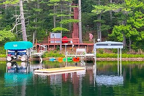 Viola Lakefront Escape w/ 3 Kayaks & Paddle Board