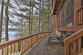 Viola Lakefront Escape w/ 3 Kayaks & Paddle Board